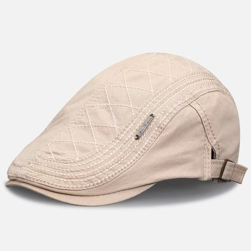 Bască pentru bărbați confecționată din bumbac, cu sistem de reglare la spate prin capsă și broderie metalică elegantă, disponibilă în culoarea bej.