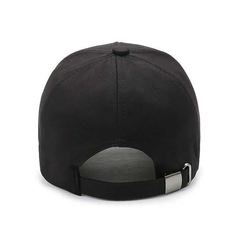 Catarama reglabilă a șepcii negre din stofă, logo metalic Fashion, mărime universală prin cataramă reglabilă.