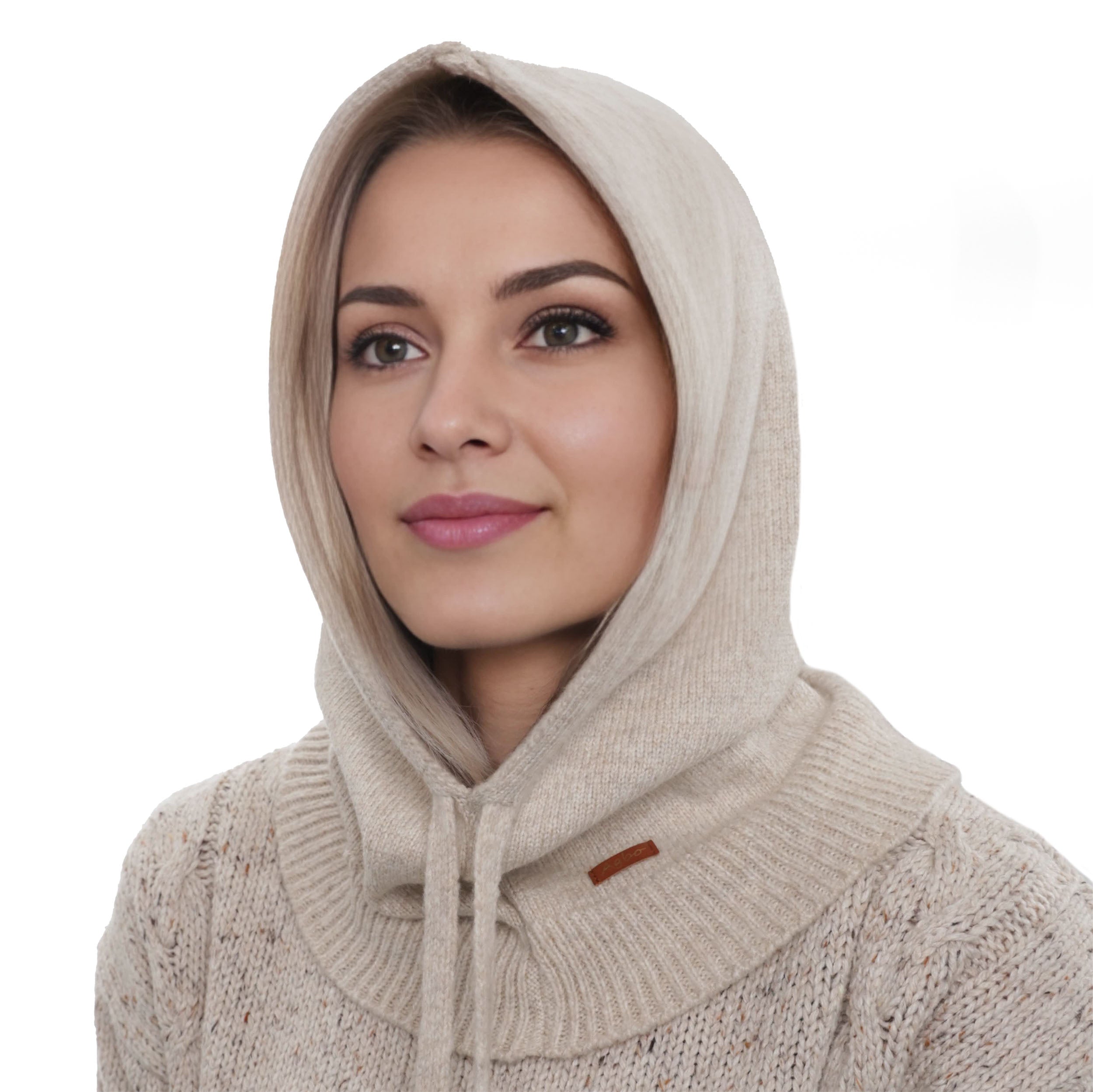 Femeie purtand balaclava de iarna bej , din lana merinos, tricotata si moale la atingere.