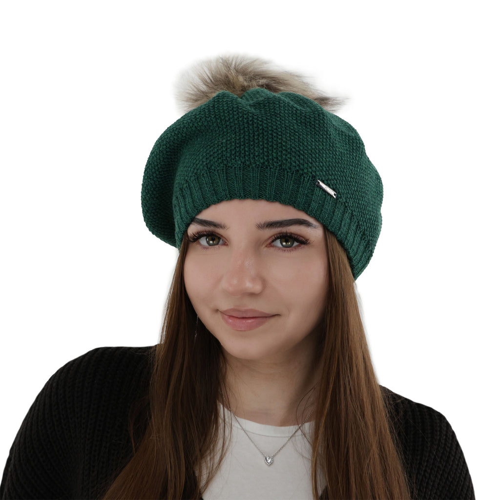 Femeie purtand bereta de iarna verde inchis din lana merinos, tricotata si moale la atingere.
