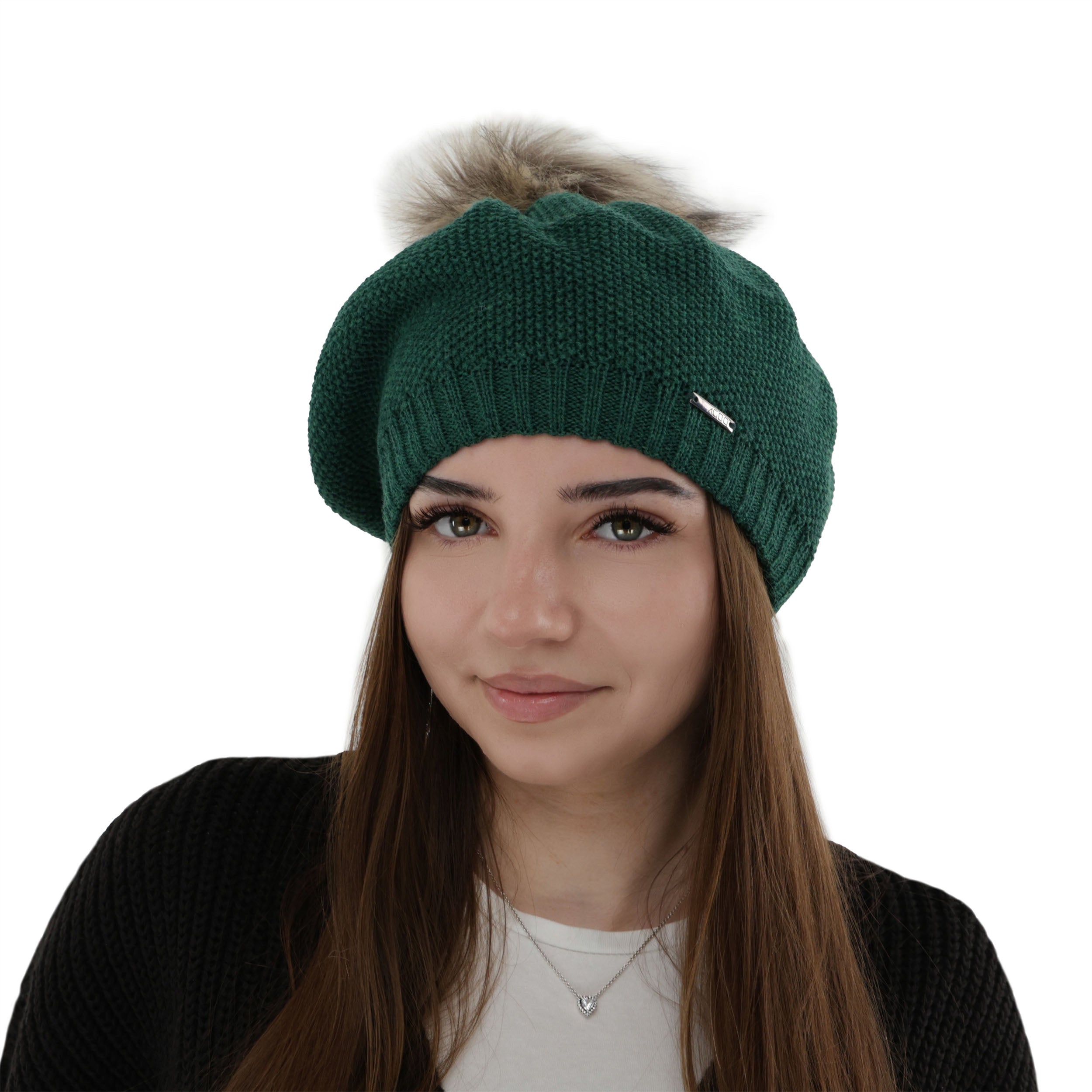 Femeie purtand bereta de iarna verde inchis din lana merinos, tricotata si moale la atingere.
