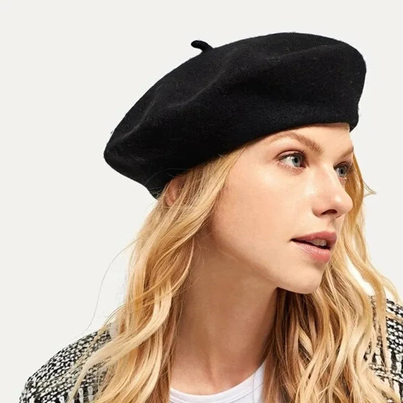 beretă damă franțuzească neagră purtată de un model.