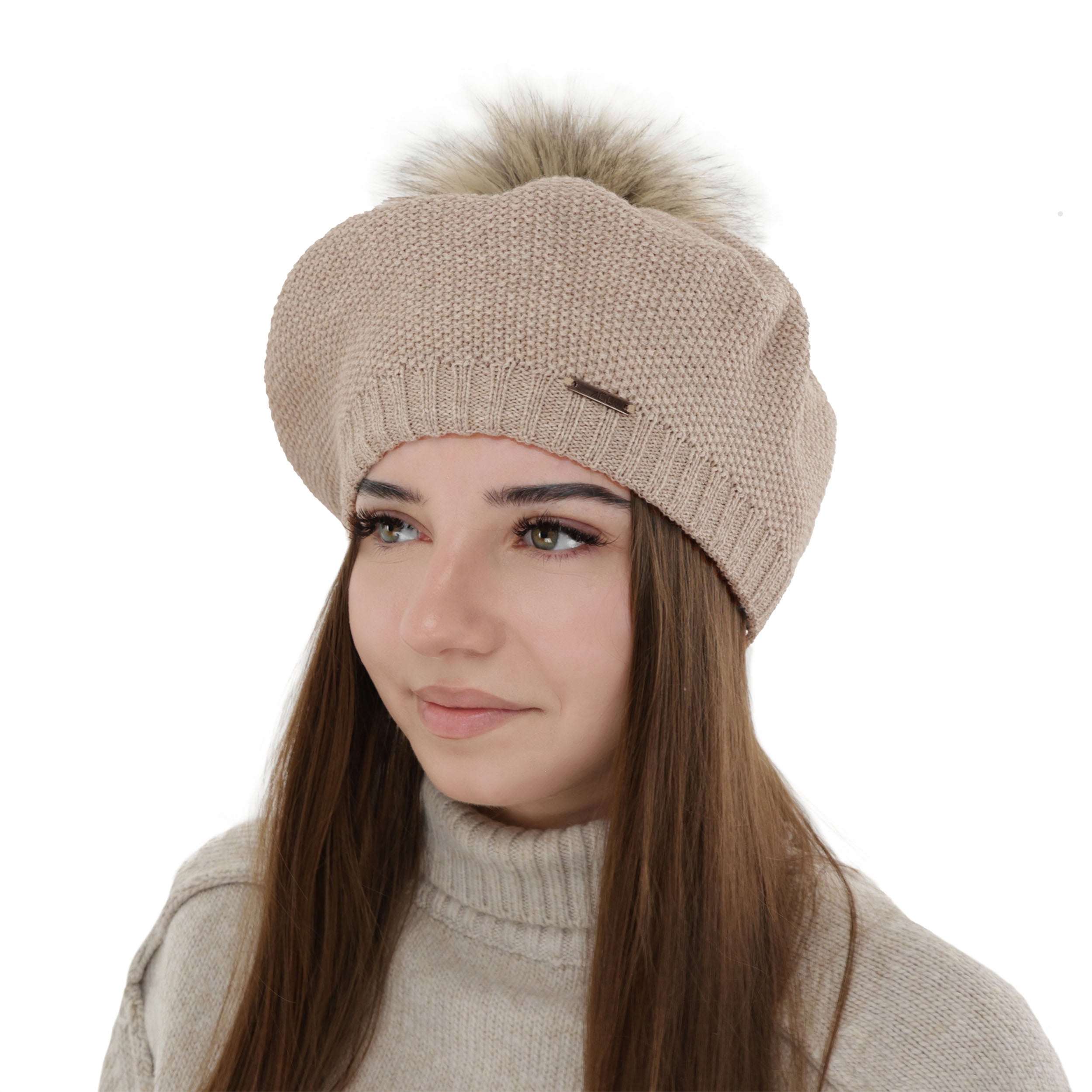 Femeie purtand bereta de iarna bej din lana merinos, tricotata, cu aspect elegant.
