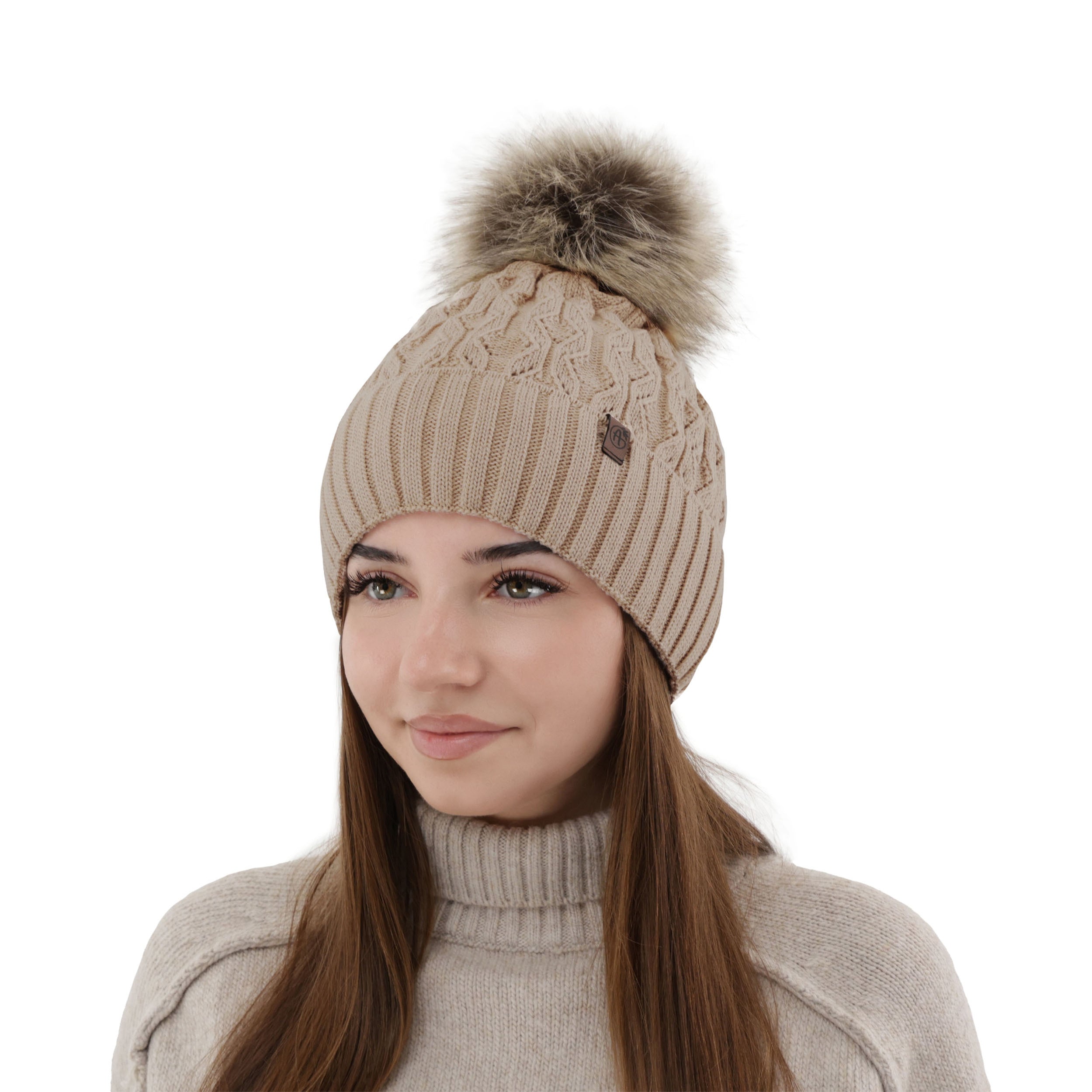 Caciula de dama bej din lana merinos, tricotata cu model impletit si pompon din blana artificiala.
