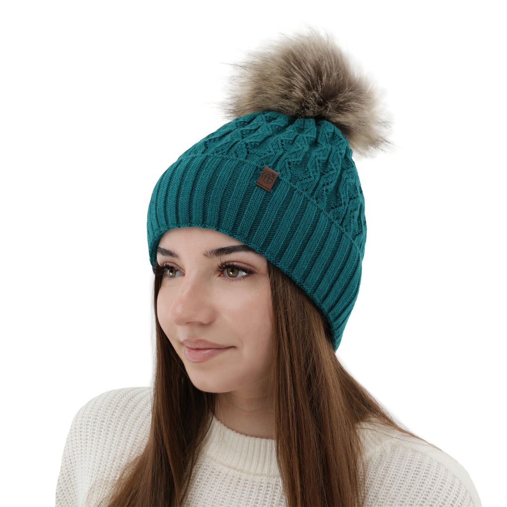 Caciula de dama verde inchis din lana merinos, cu model impletit si pompon pufos.
