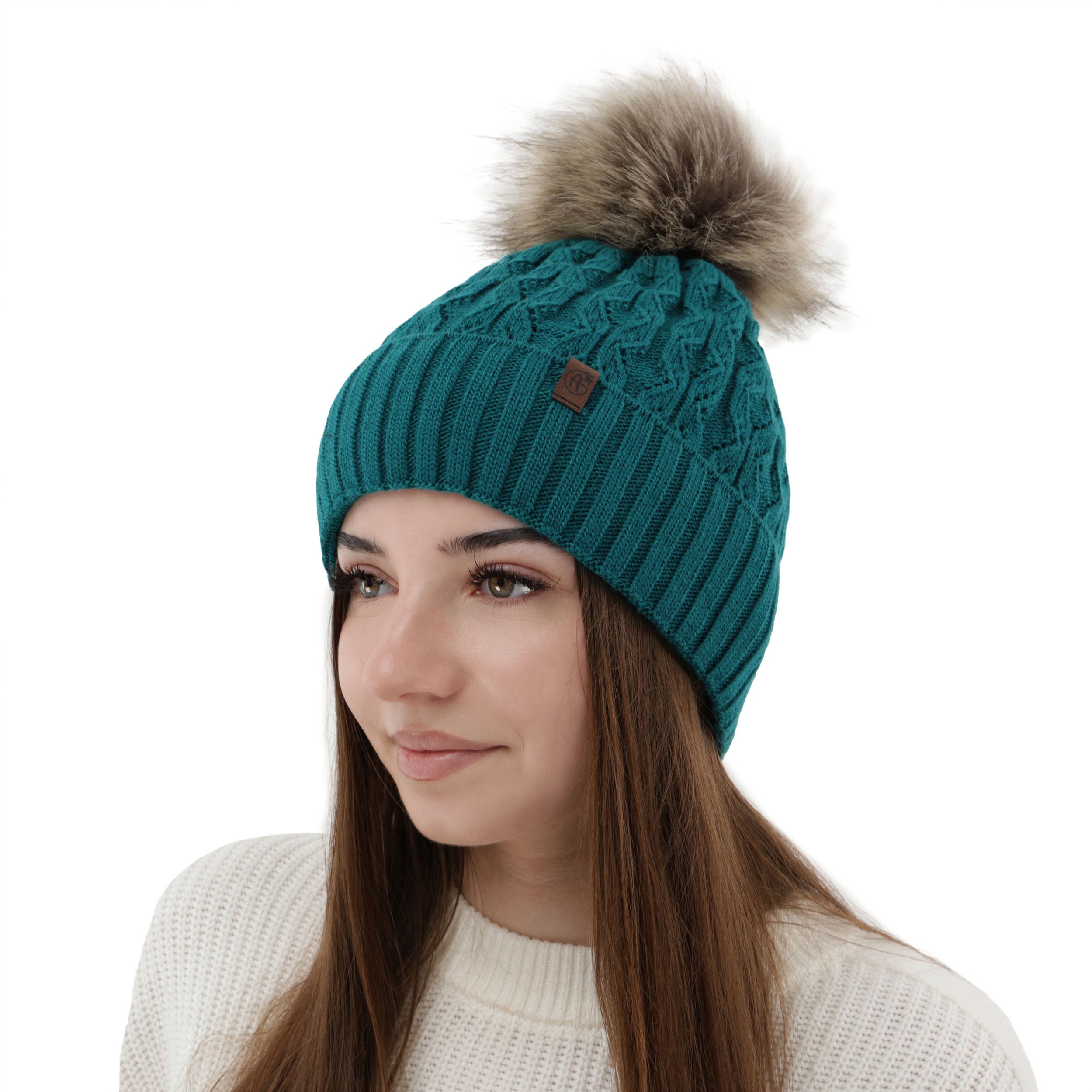 Caciula de dama verde inchis din lana merinos, cu model impletit si pompon pufos.
