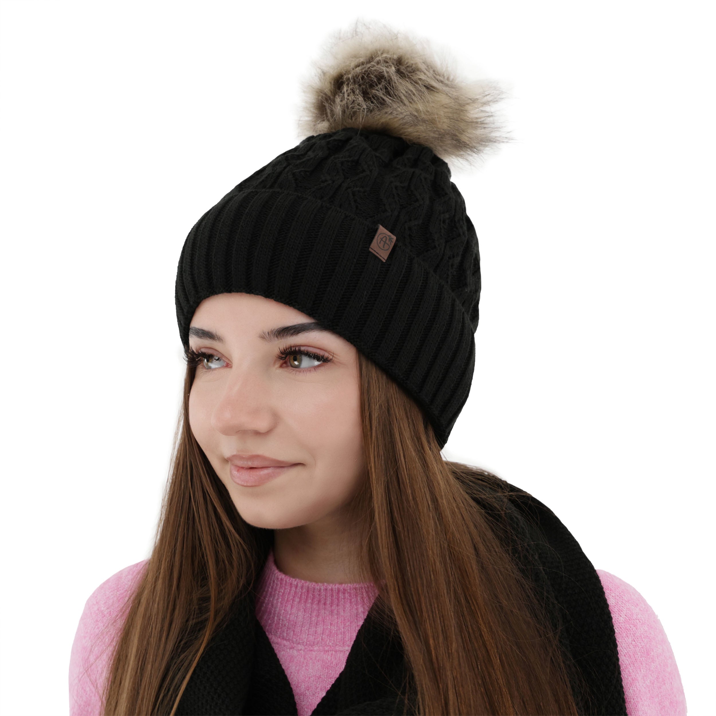 Caciula de dama neagra din lana merinos, tricotata cu model impletit si pompon voluminos.
