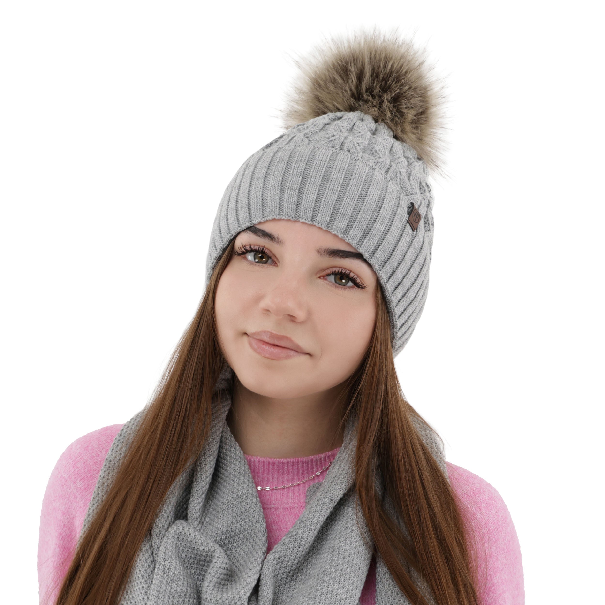 Caciula de dama gri deschis din lana merinos, tricotata cu model impletit si pompon decorativ.
