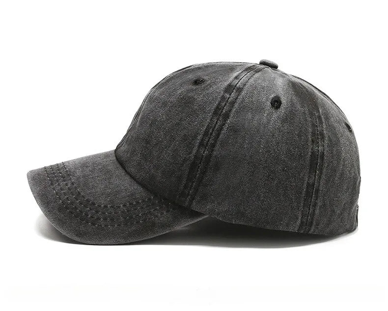 Șapcă unisex din bumbac în stil washed denim pe culoarea negru văzută din lateral.