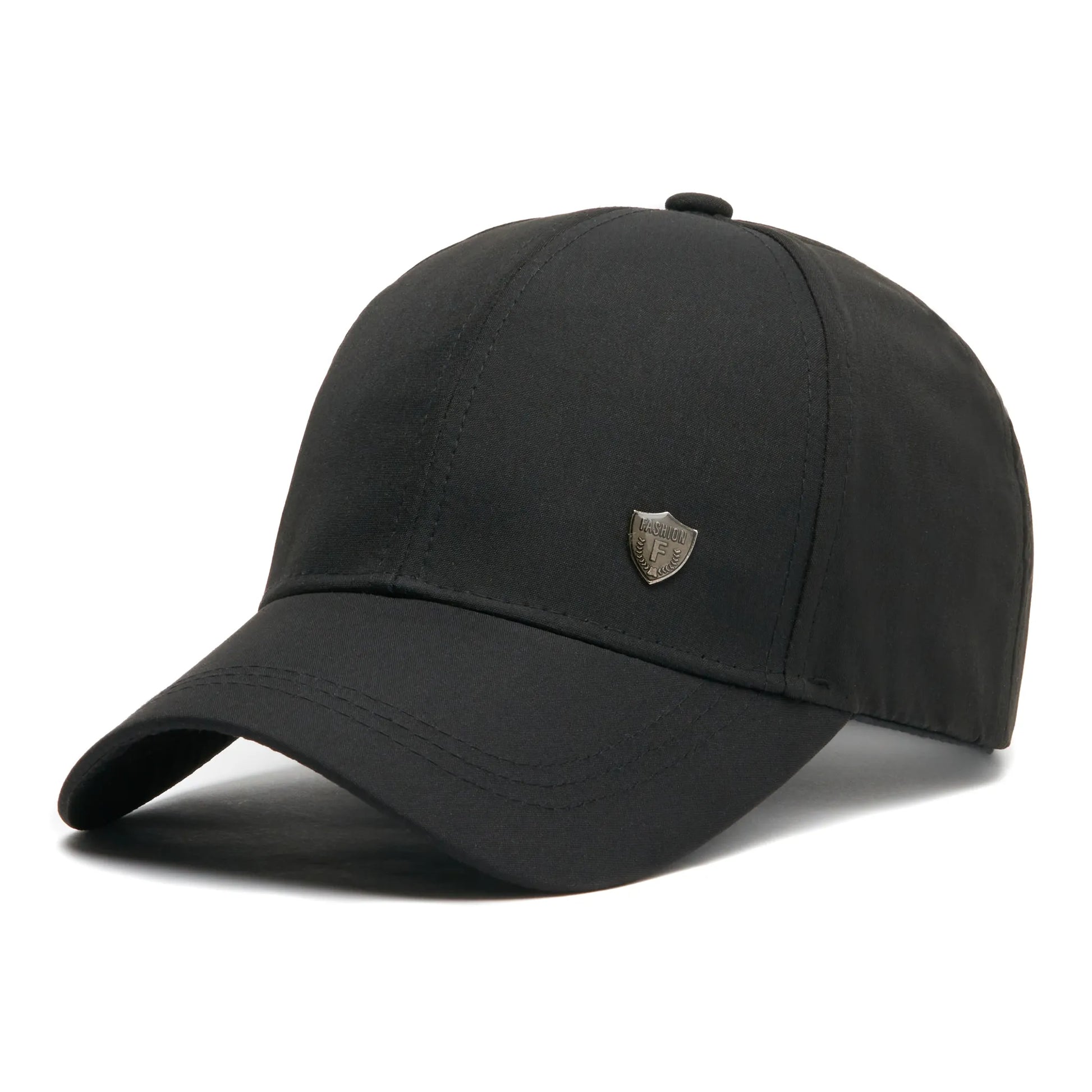 Șapcă neagră din stofă, logo metalic Fashion, mărime universală prin cataramă reglabilă.