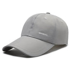 Șapcă bărbați sports, cataramă reglabilă, inscriptie si cozoroc reflectorizante, material fâș, culoarea gri deschis.