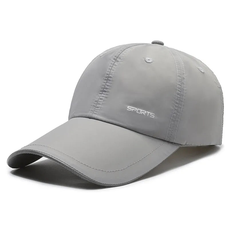 Șapcă bărbați sports, cataramă reglabilă, inscriptie si cozoroc reflectorizante, material fâș, culoarea gri deschis.