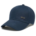 Șapcă bărbați din bumbac cu logo metalic Jeans pe culoarea bleumarin, panouri frontale întărite, cataramă reglabilă și mărime universală.