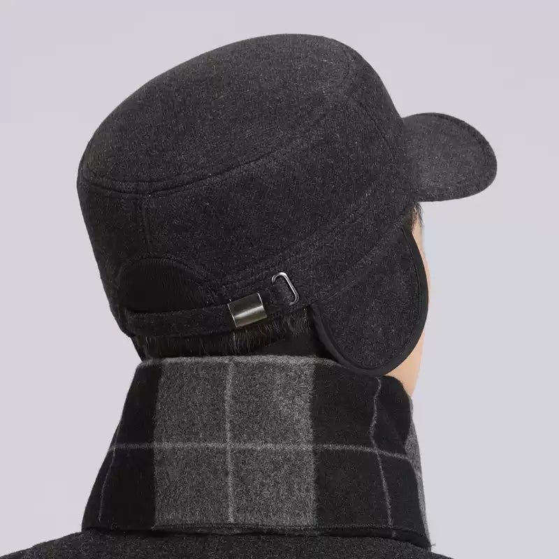 Șapcă de iarnă bărbați, din stofă cu protecție urechi, model Jeans, culoarea negru de la spate.