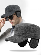 Șapcă de iarnă bărbați, din stofă cu protecție urechi, model Jeans, culoarea gri deschis, model.