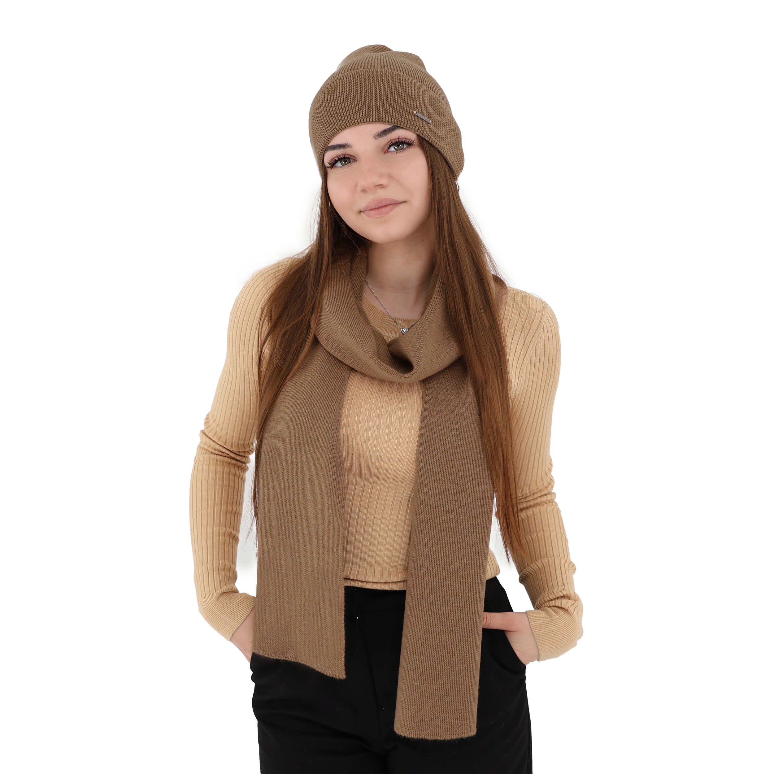 Set de iarna camel din 100% lana merinos extrafina, compus din caciula si fular tricotate, fine si confortabile.
