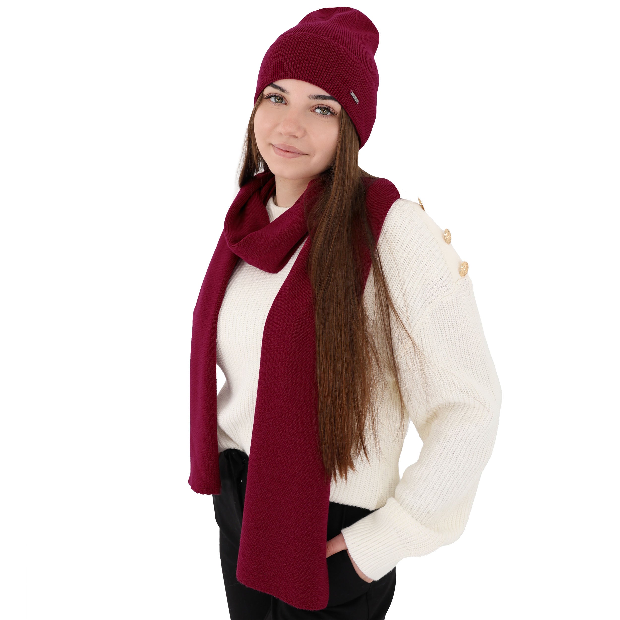 Set de iarna grena din 100% lana merinos extrafina, format din caciula si fular tricotate, moi si calduroase.
