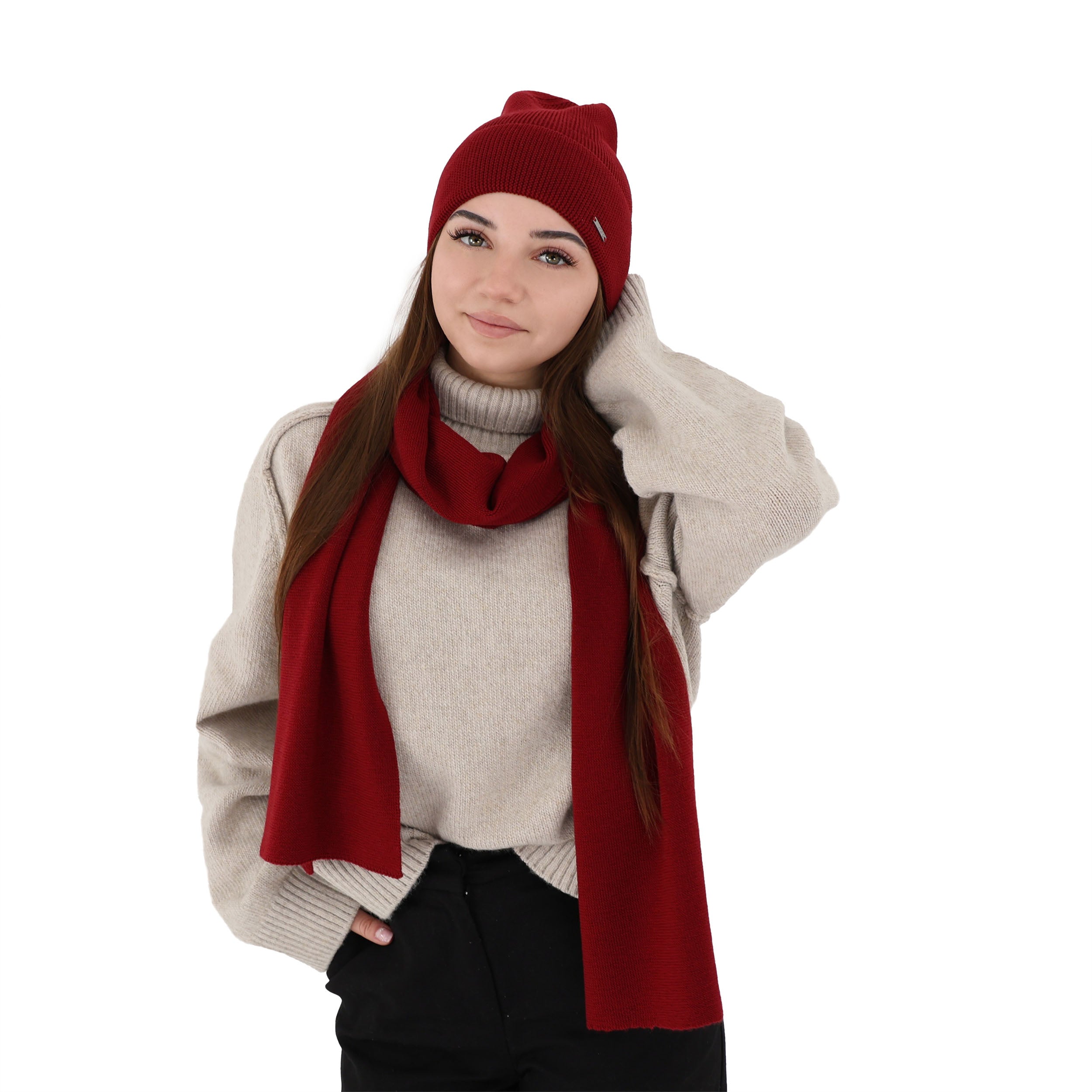 Set de iarna grena din 100% lana merinos extrafina, format din caciula si fular tricotate, moi si calduroase.

