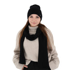 Set de iarna negru din 100% lana merinos extrafina, format din caciula si fular tricotate, calduroase si elegante.
