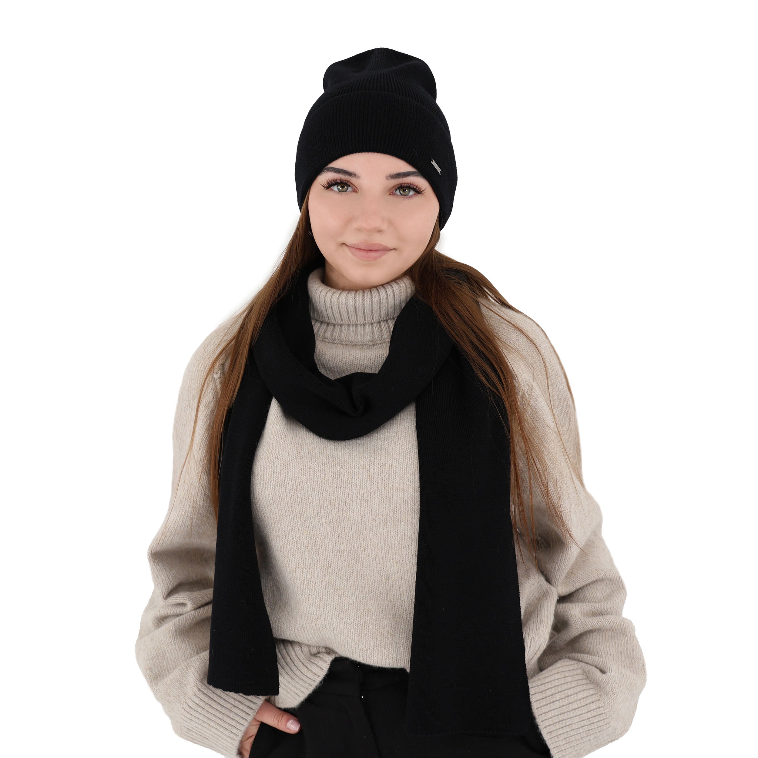 Set de iarna negru din 100% lana merinos extrafina, format din caciula si fular tricotate, calduroase si elegante.

