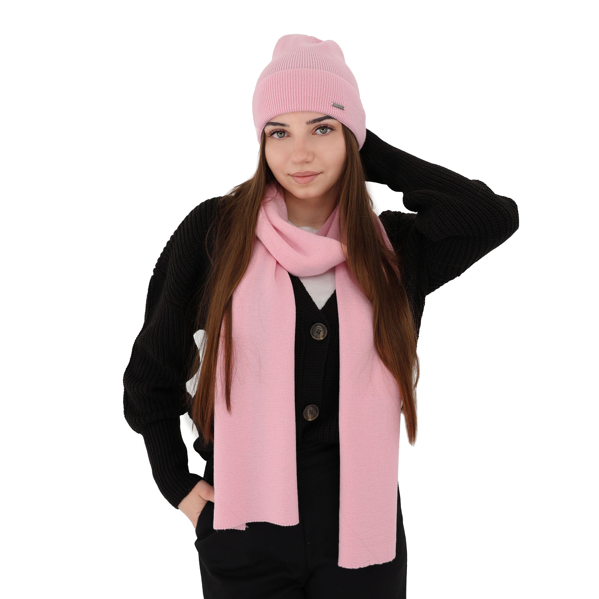 Set de iarna roz din 100% lana merinos extrafina, cu caciula si fular tricotate, elegante si moi la atingere.

