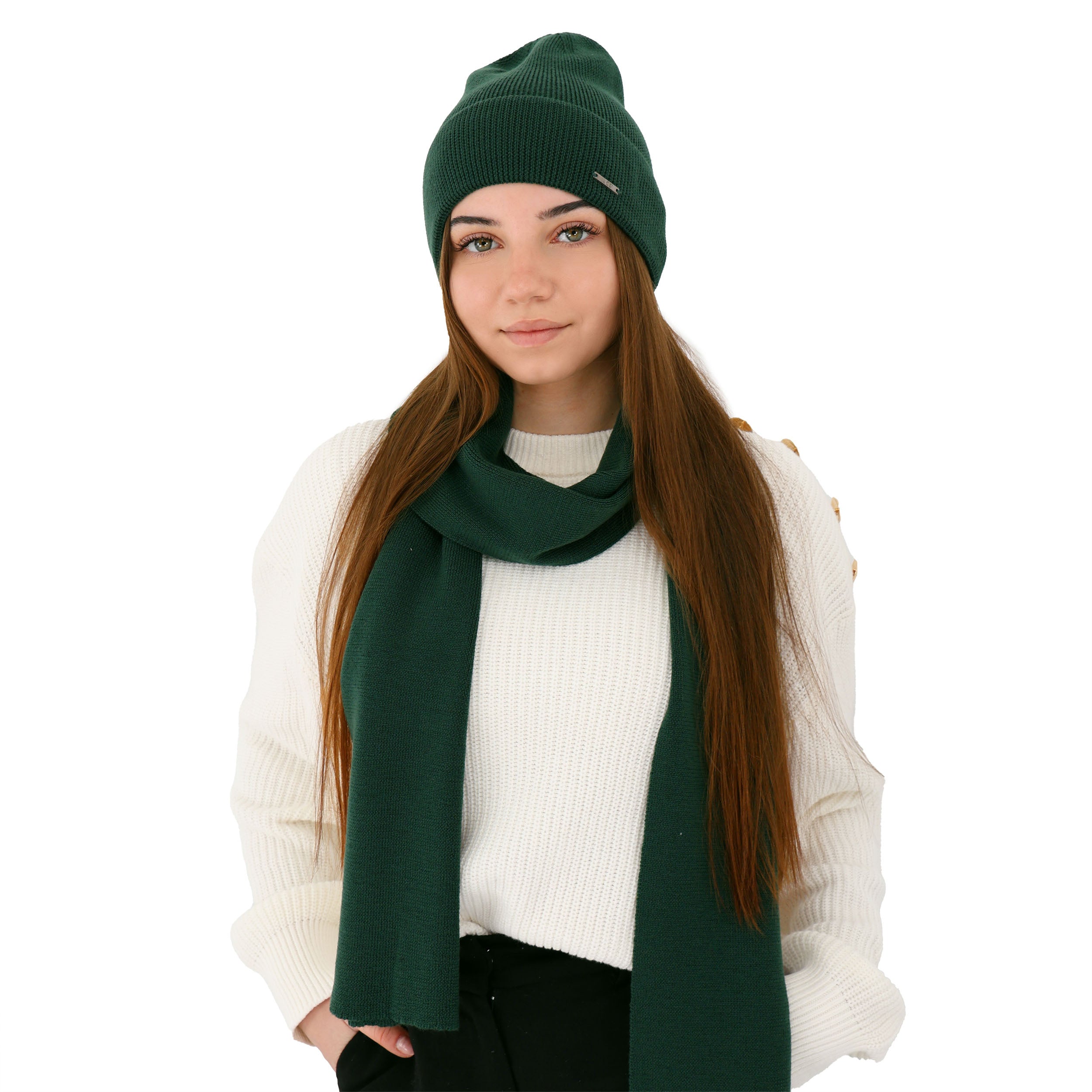 Set de iarna verde inchis din 100% lana merinos extrafina, caciula si fular asortate, tricotate cu textura fina.
