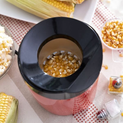 Porumbul, simplu fara ulei sau unt,inauntrul aparatului de facut popcorn.