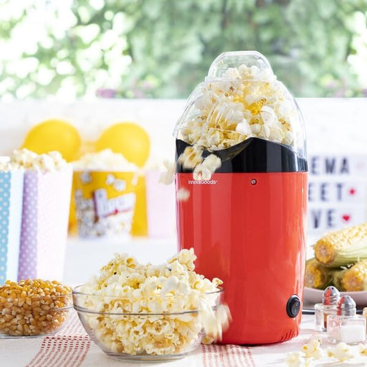 Cuplu se bucura de film mancand popcorn pregatit cu aparatul de popcorn.