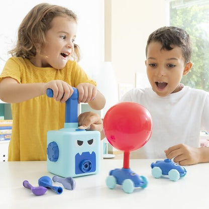 Copii entuziasmați se joacă cu lansatorul de mașini și baloane Jucărie 2-in-1.