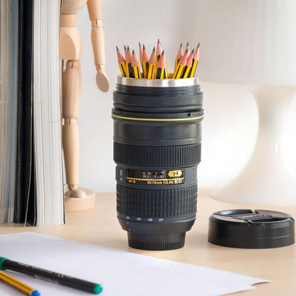 Cana Termos  Fotogenica umpluta cu creioane  stand pe birou drept element de decor.