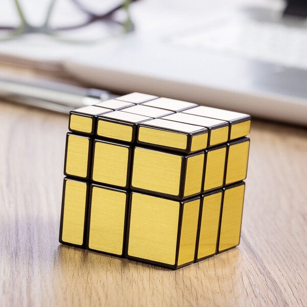Cub Rubik 3D - Next level amestecat pus pe masa