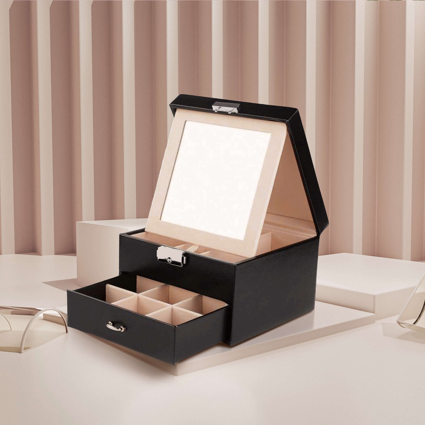 Cutie de bijuterii Prestige de culoare neagră, cu oglindă pliabilă, compartiment tip sertar și mecanism de închidere cu cheie.