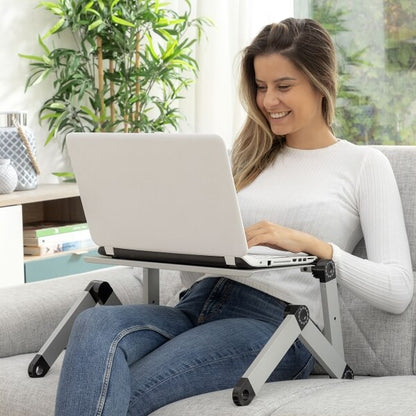 Femeie pe canapea utilizând Suportul laptop FlexiFold.