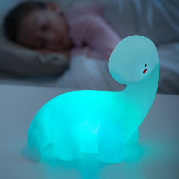 Lampa Dinozaur Multicolora pe noptiera in camera unei fetite care doarme.
