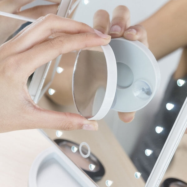 Oglinda machiaj  LED contine o mini oglinda portabila ce poate fi lipita de exemplu de geam pentru o lumina mai naturala in timpul pensatului.