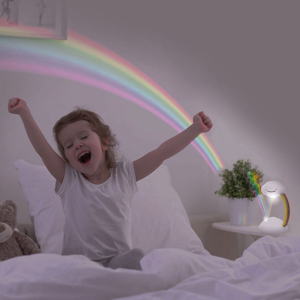 Proiector Curcubeu in forma de nor - Lampa de veghe pe noptiera unui copil care se trezeste, luminand dormitorul.