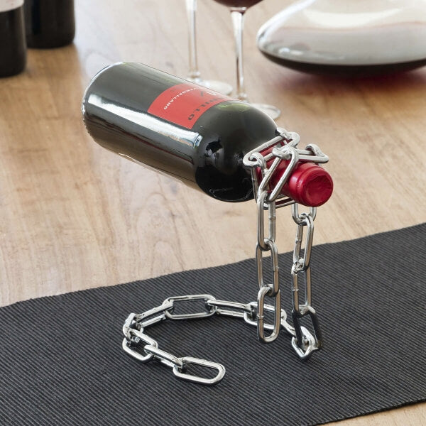 Suport plutitor - Sticla de vin pe o masă tinand o sticla de vin rosu.