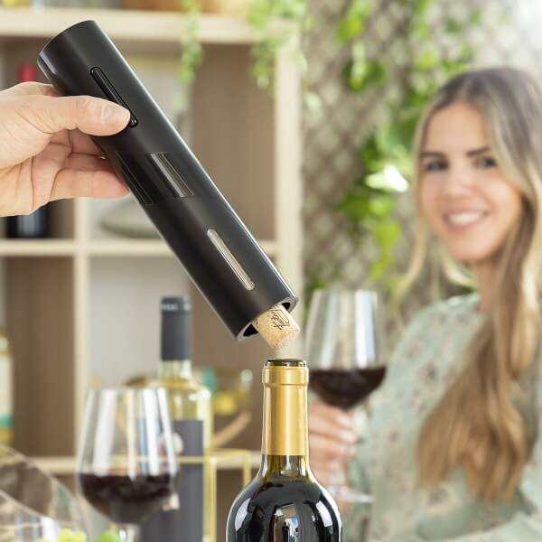 Tirbusonul electric scoate cu usurinta dopul unei sticle de vin.