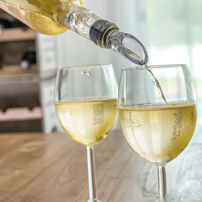 Vinul alb trece prin aeratorul racitorului de vinuri direct in paharele de vin.